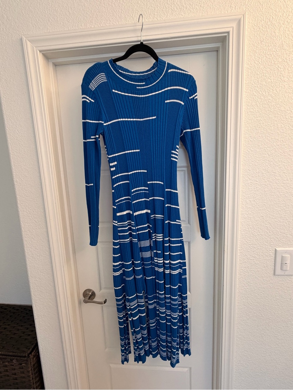 BCBGMAXAZRIA Blue White Ribbed Knit Maxi Dress Size M